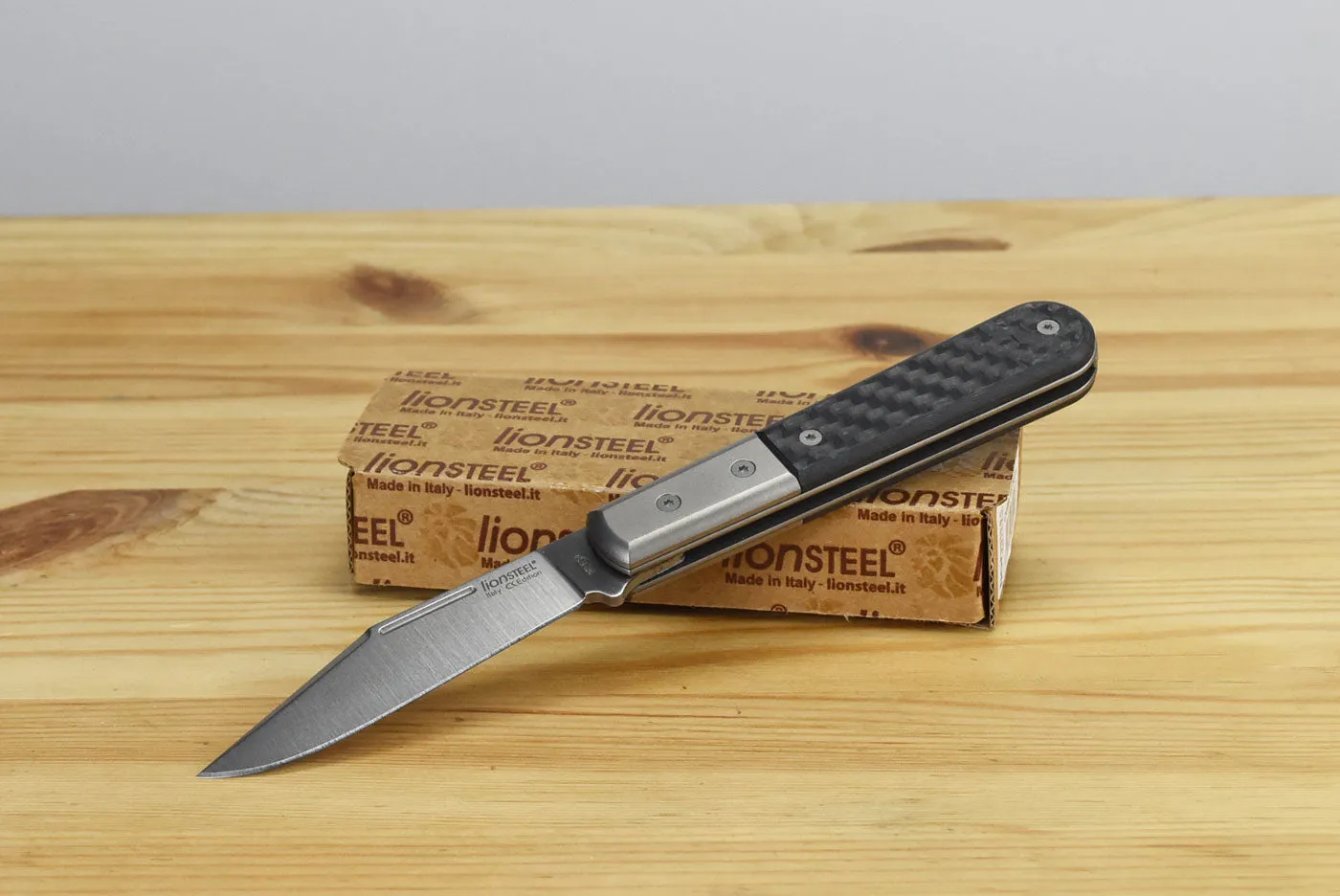 LionSteel Barlow Shuffler (Carbon Fiber Handle)