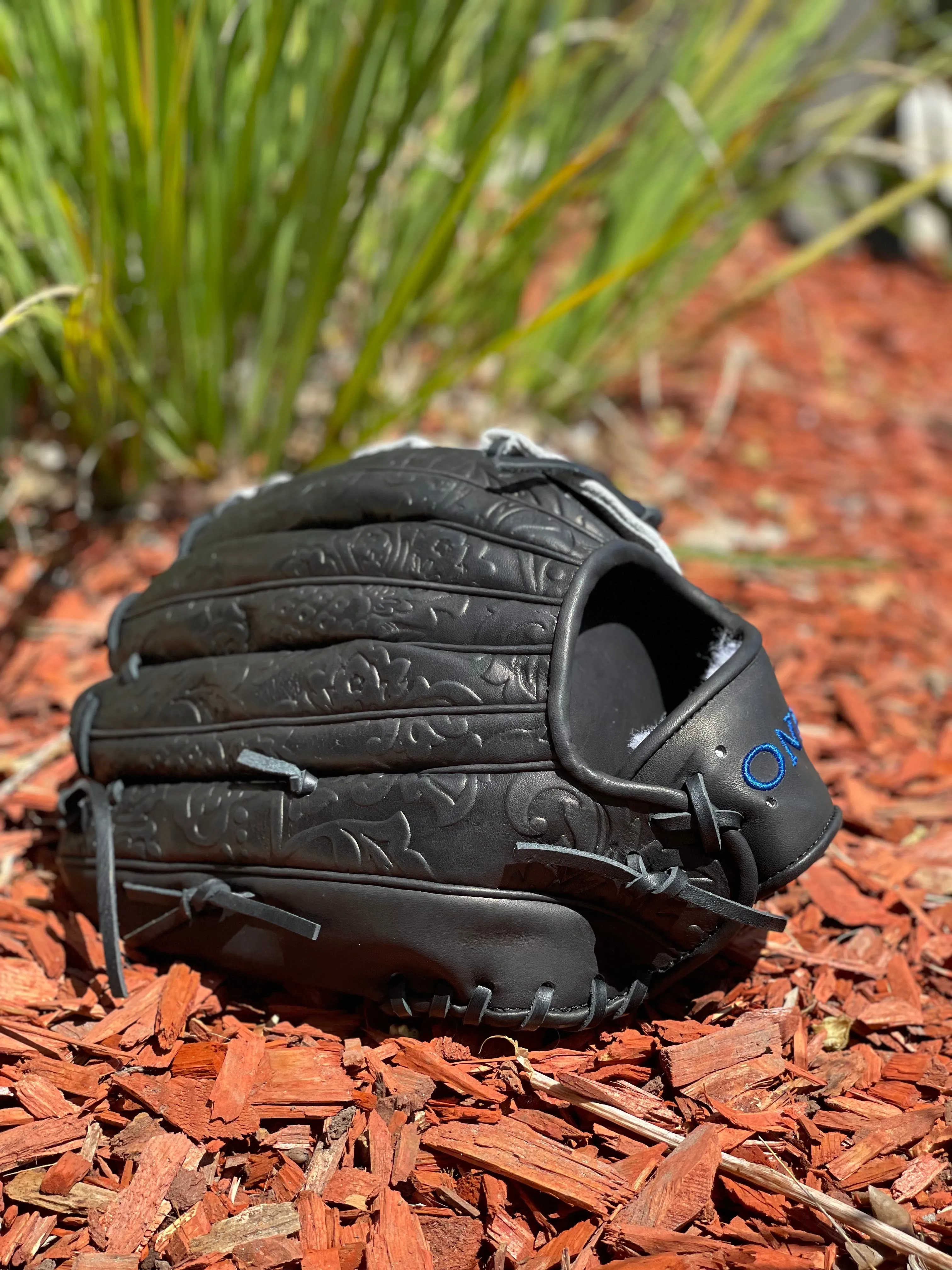 Onyx Fielding Glove RHT 13.5 Inch (Black/Embossed)